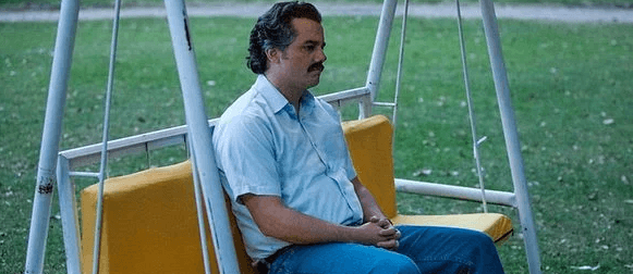 Wagner Moura como Pablo Escobar, em cena contemplativa em Narcos Netflix