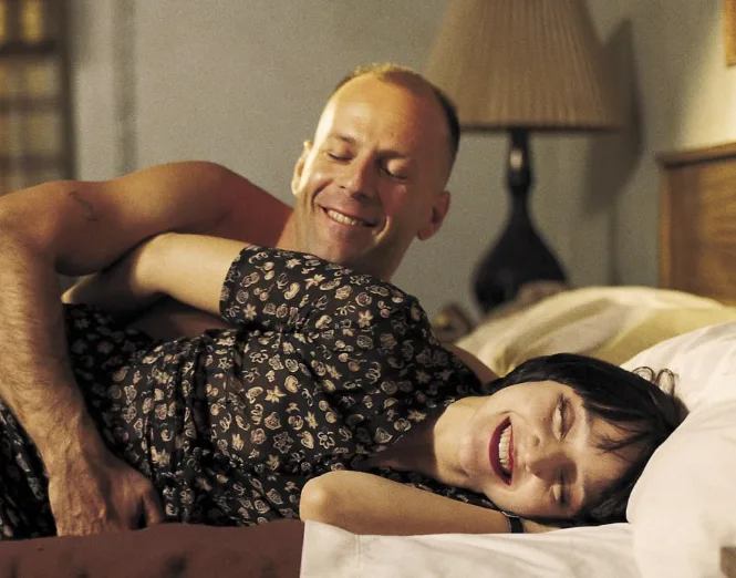 Bruce Willis e Uma Thurman em Pulp Fiction:Tempo de Violência