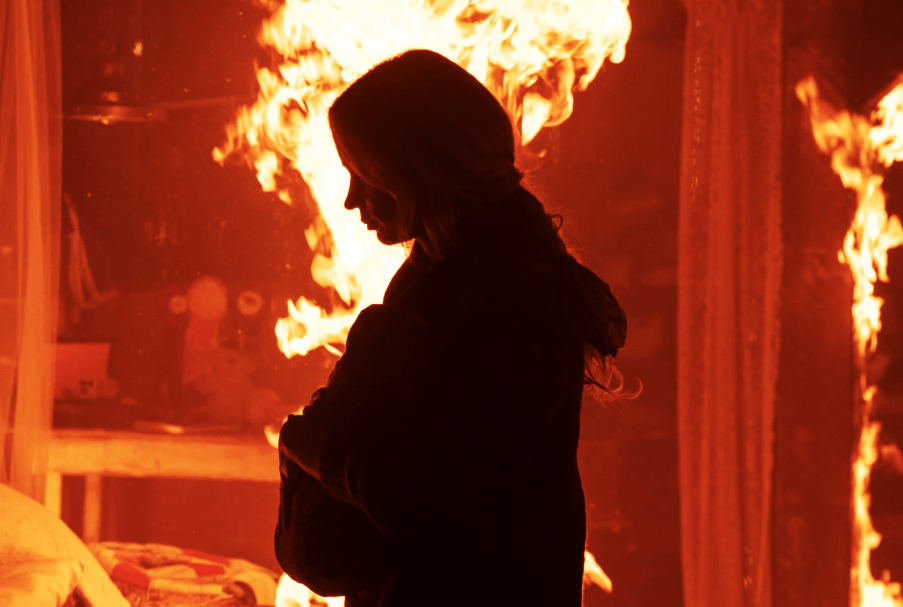 Emily Blunt em cena em um lugar silencioso