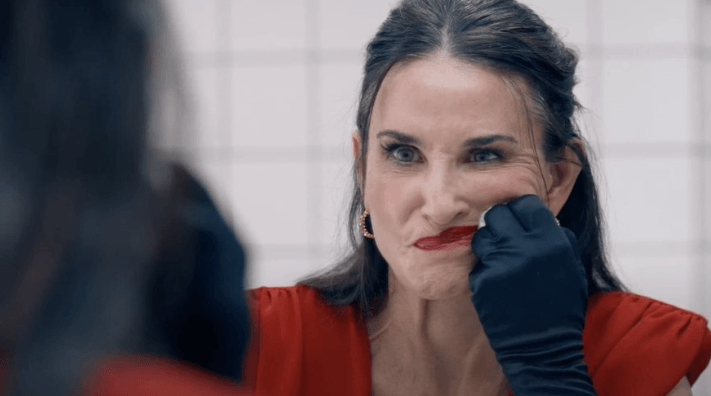 Demi Moore em cena em A Substância