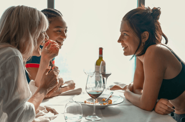 Personagens de as ladras em cena descontraída