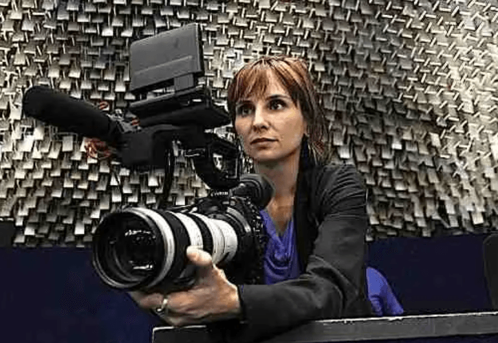 Petra costa, diretora de democracia em vertigem