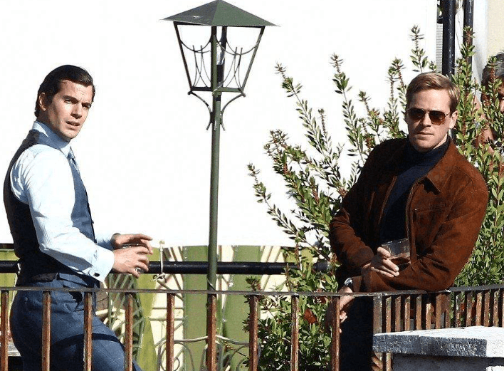 O agente americano Napoleon Solo (Henry Cavill) e o espião russo Illya Kuryakin (Armie Hammer) em agente da u.n.c.l.e