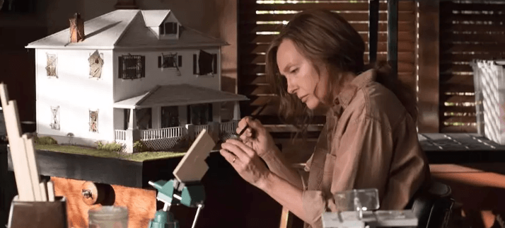 Toni Collette em cena em Hereditário