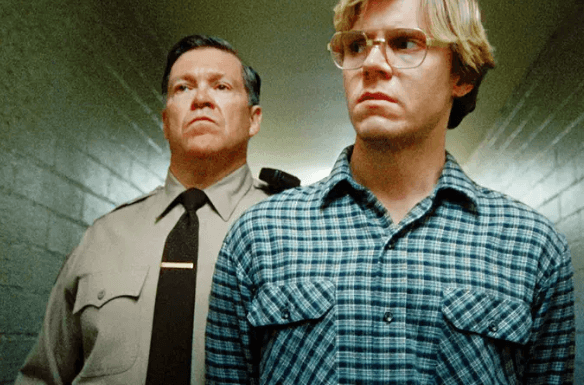 Evan Peters em cena de Dahmer