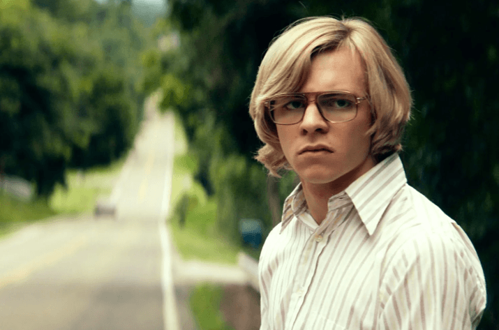 Evan Peters como Jeffrey Dahmer