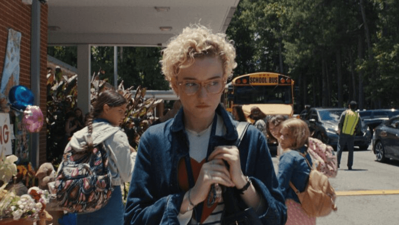Julia Garner como professora Gandy em a hora do mal
