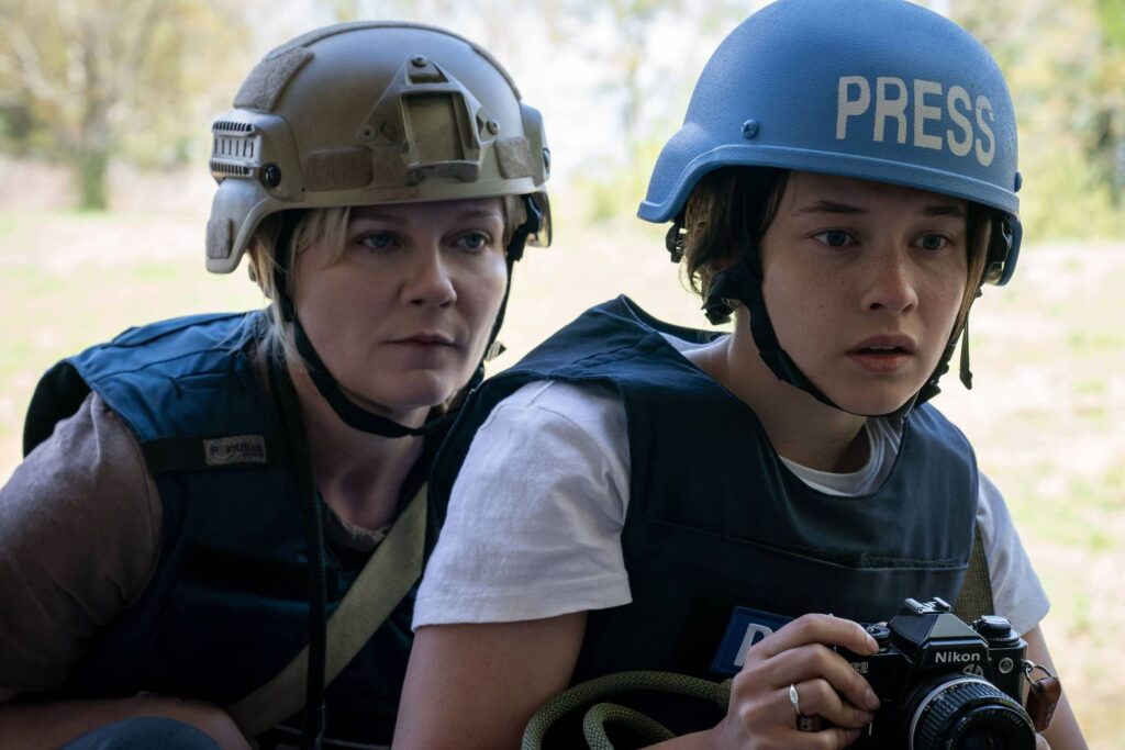 Kirsten Dunst e Cailee Spaeny em Guerra civil