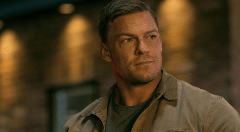Alan Ritchson como Reacher