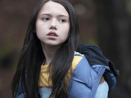 Violet Mcgraw como Cady, em M3gan