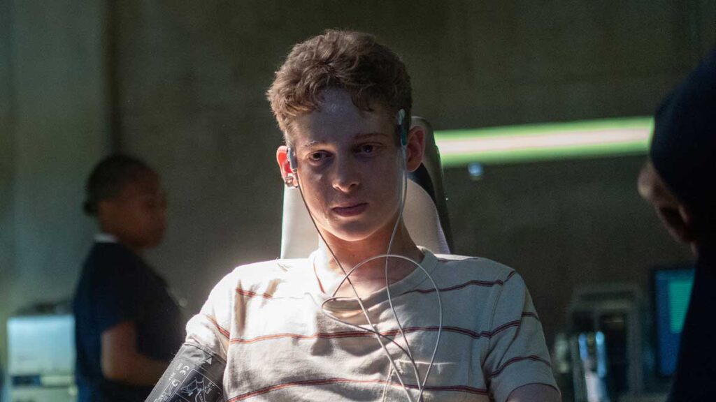 Ben Barnes como Luke em o instituto